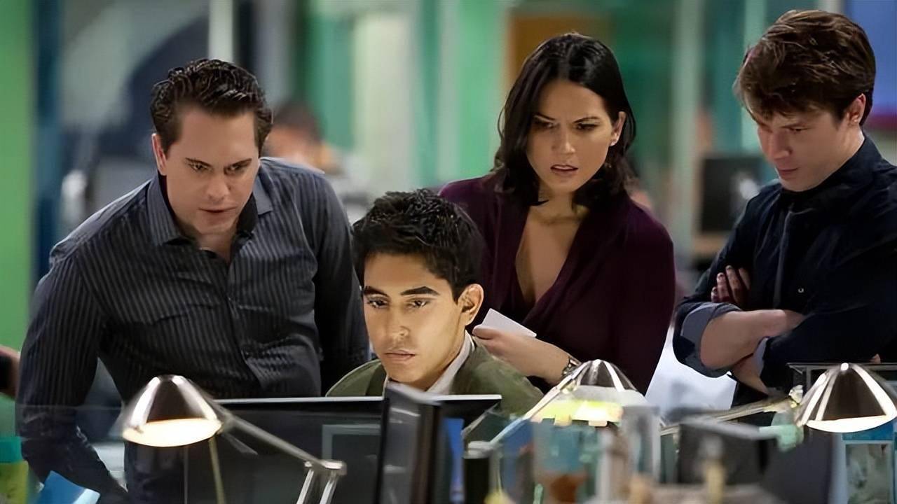 犬儒主义结合了心甘情愿的自欺和毫无内疚的欺人,把假面人生,人格分裂