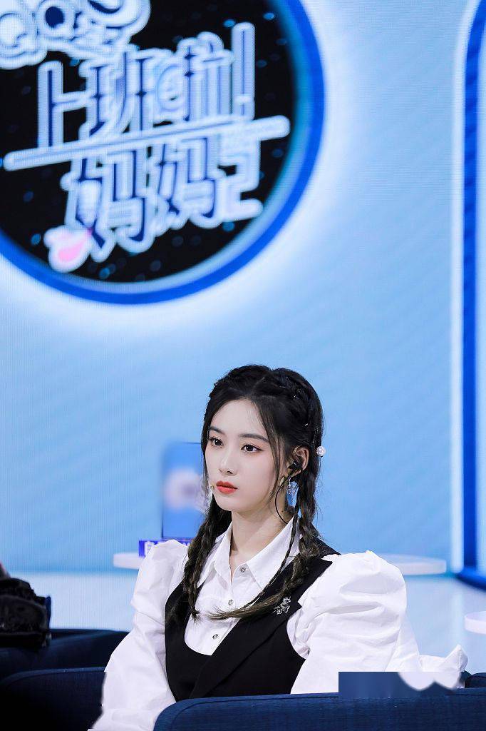 徐艺洋参加综艺表情认真.徐艺洋软萌可人.徐艺洋托腮.