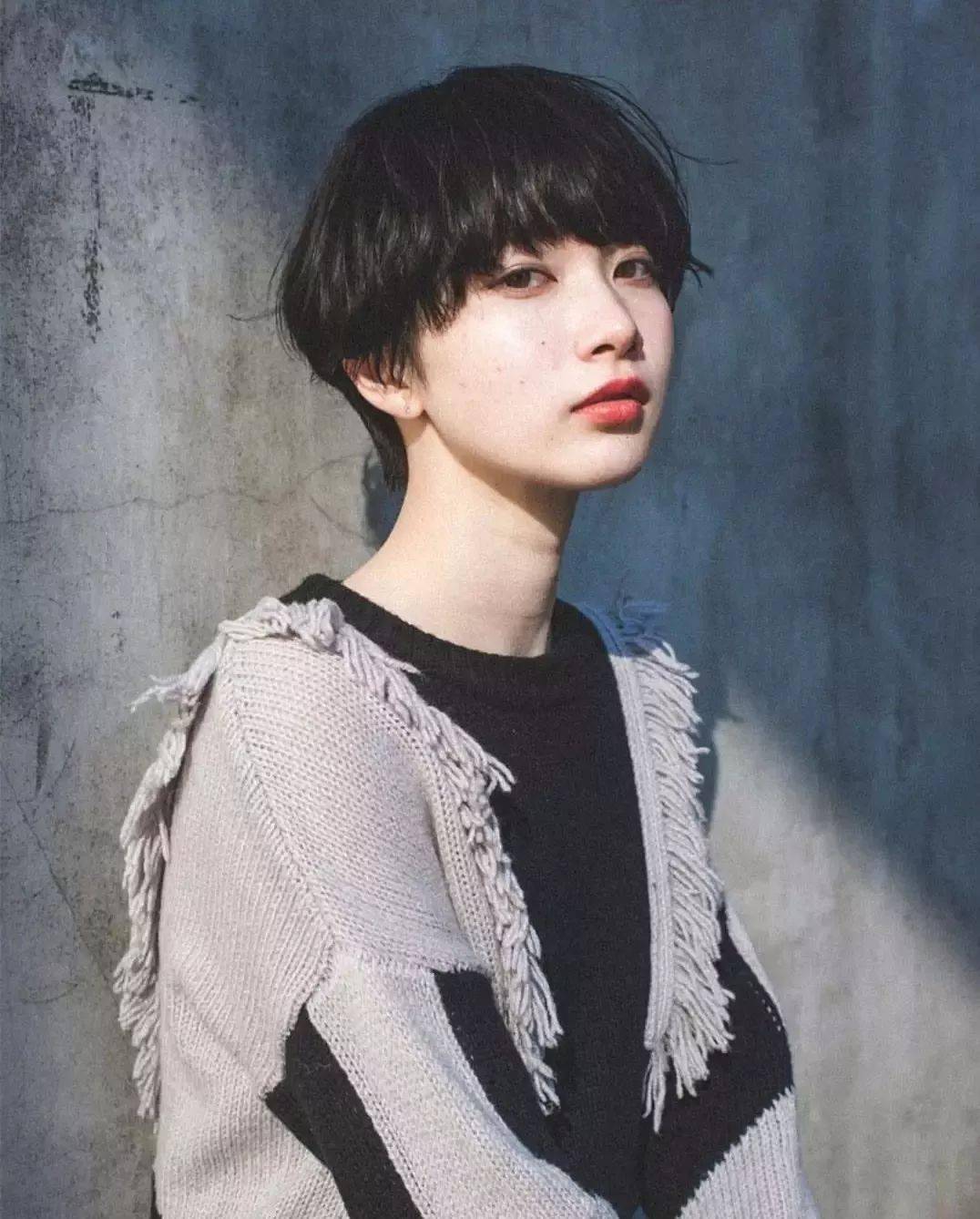 拥有长颈小头的女生一定要试试这款短发,是帅气和温柔并存的一款发型.