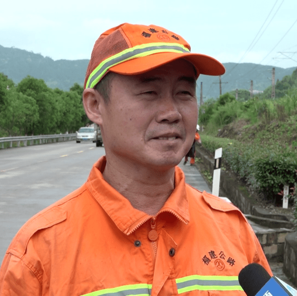 劳模秀黄建民辛勤养路工甘当铺路石