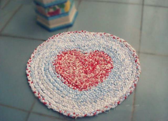 旧衣服改造成心形地垫和杯垫美翻了