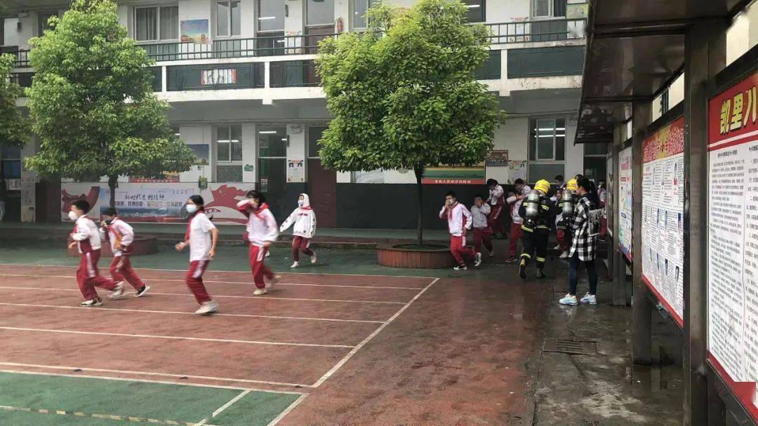 消防安全意识 从小培养| 消防走进凯里八小开展消防安全课_救援_校园