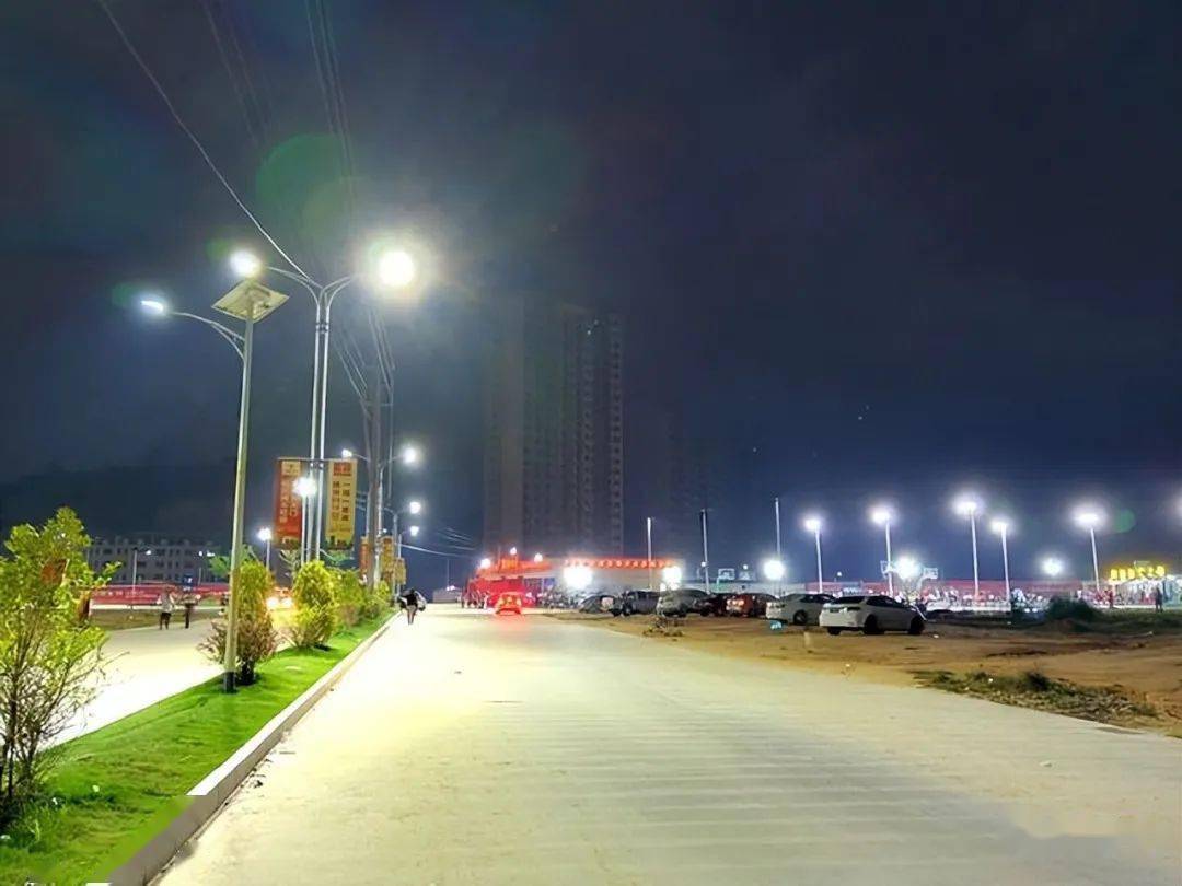 周末去玩广西北流这山区镇夜景很美美食尝不停