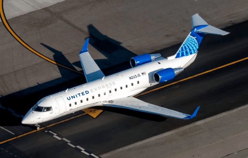 一架crj200"漂移",冲出跑道,又回到跑道……_航班_航空_飞机