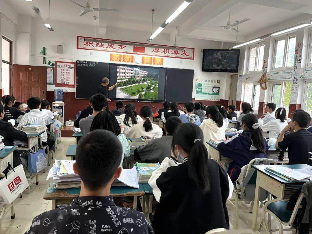 北川擂鼓八一中学开展防震减灾应急疏散演练暨感恩祖国自强奋进系列