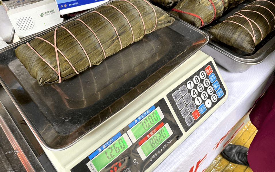 端午将至成都粽子一条街提前开卖现包肉粽15元斤这些口味卖得好