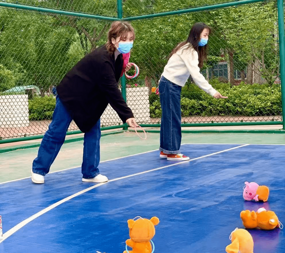 郑州科技学院举办"爱心圈"套玩偶活动_心理_心语_娃娃