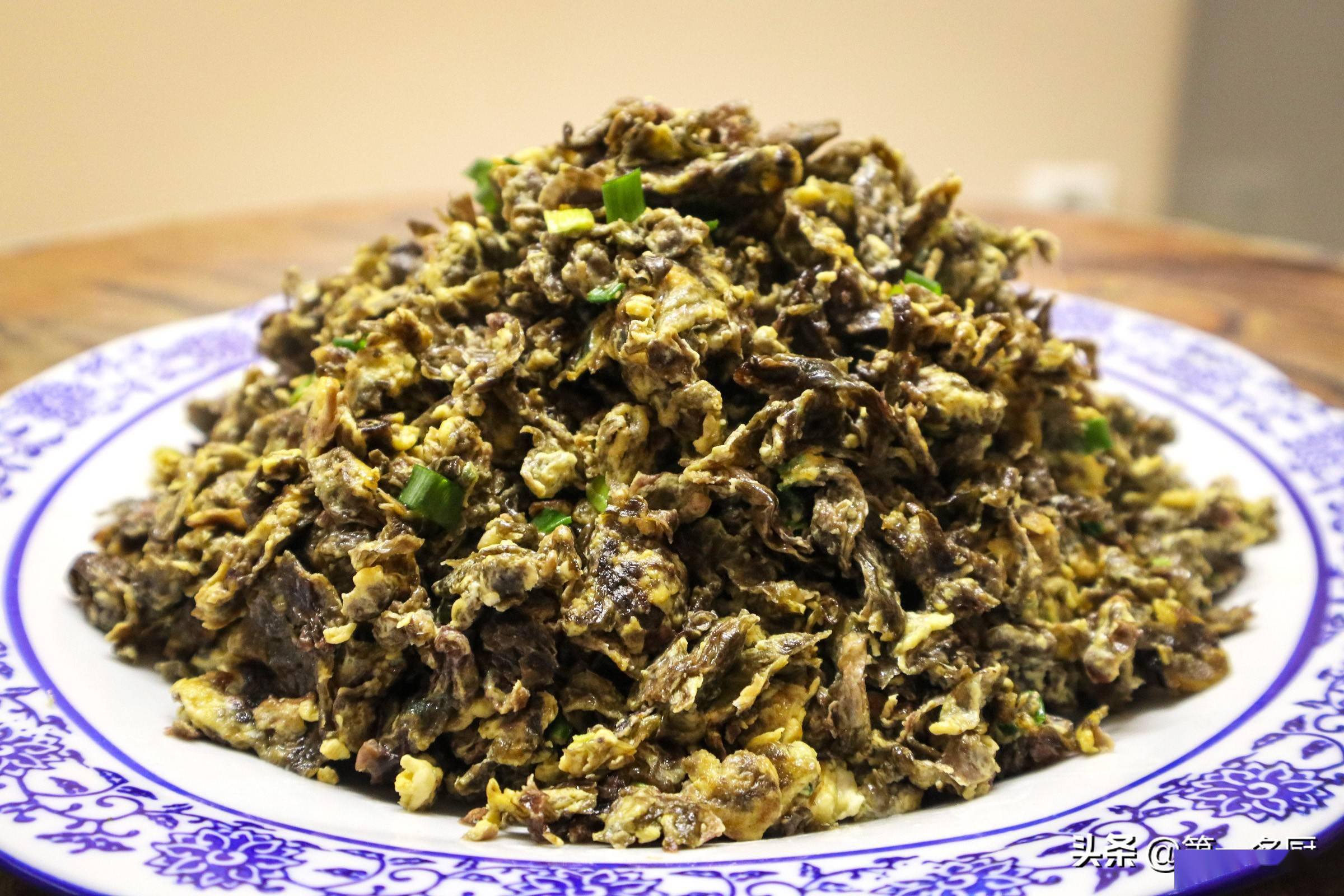 的温水,放在一边浸泡5分钟,小葱3根切成葱花,准备5个母鸡蛋打入盆中