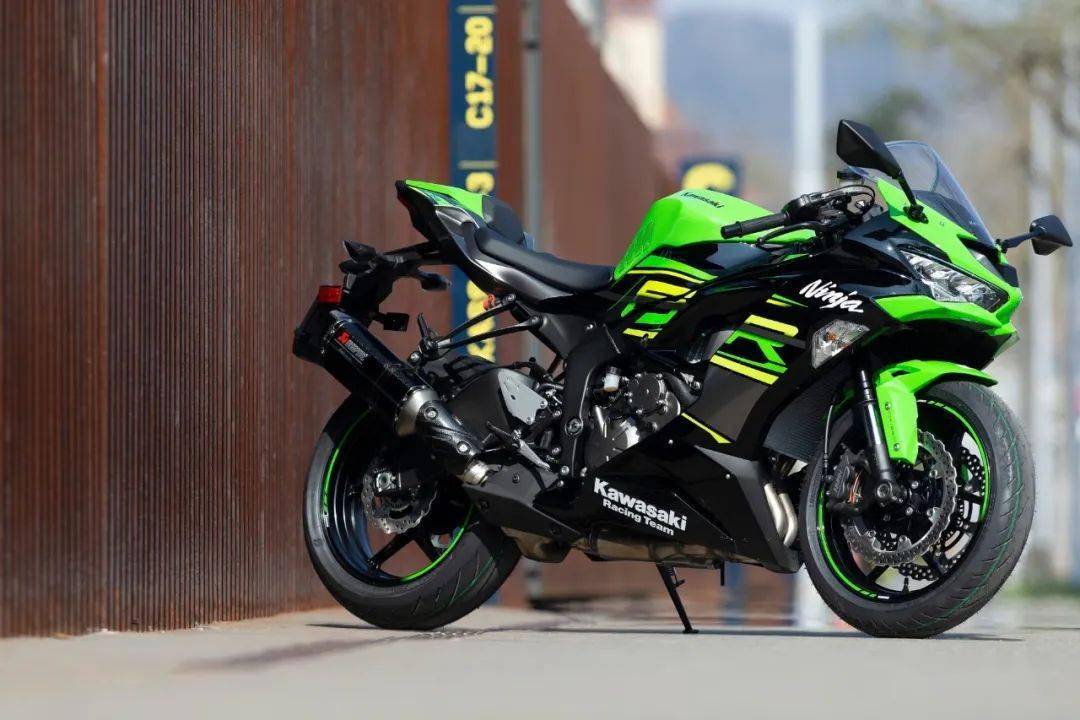 川崎ninjazx6r加大投产四缸水冷636cc127匹马力一枝独秀酷乐机车