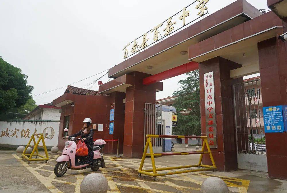 江西省万安县宝山中学的赵珑娟老师给肢体一级残疾的小翔送教约一年半