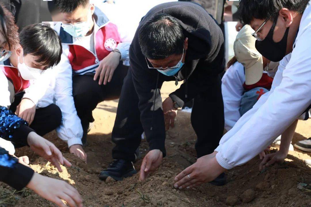 7676更深刻地懂得了劳动的意义同学们不仅学会了农耕技能他躬身