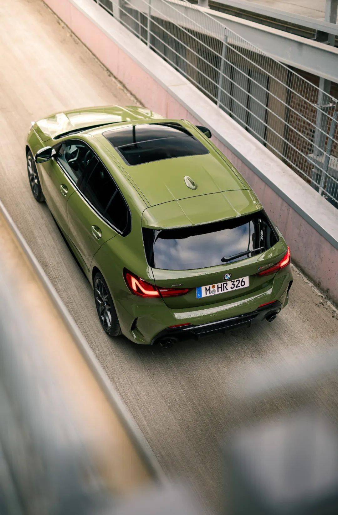 都市绿宝马m135i美图欣赏306匹小钢炮竖屏图