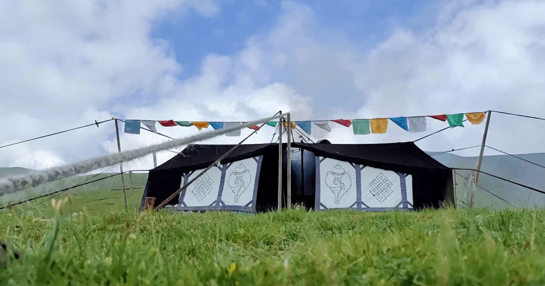 青海藏族黑牛毛帐篷历史悠久,它世世代代伴随着牧民的生活,成为不可或