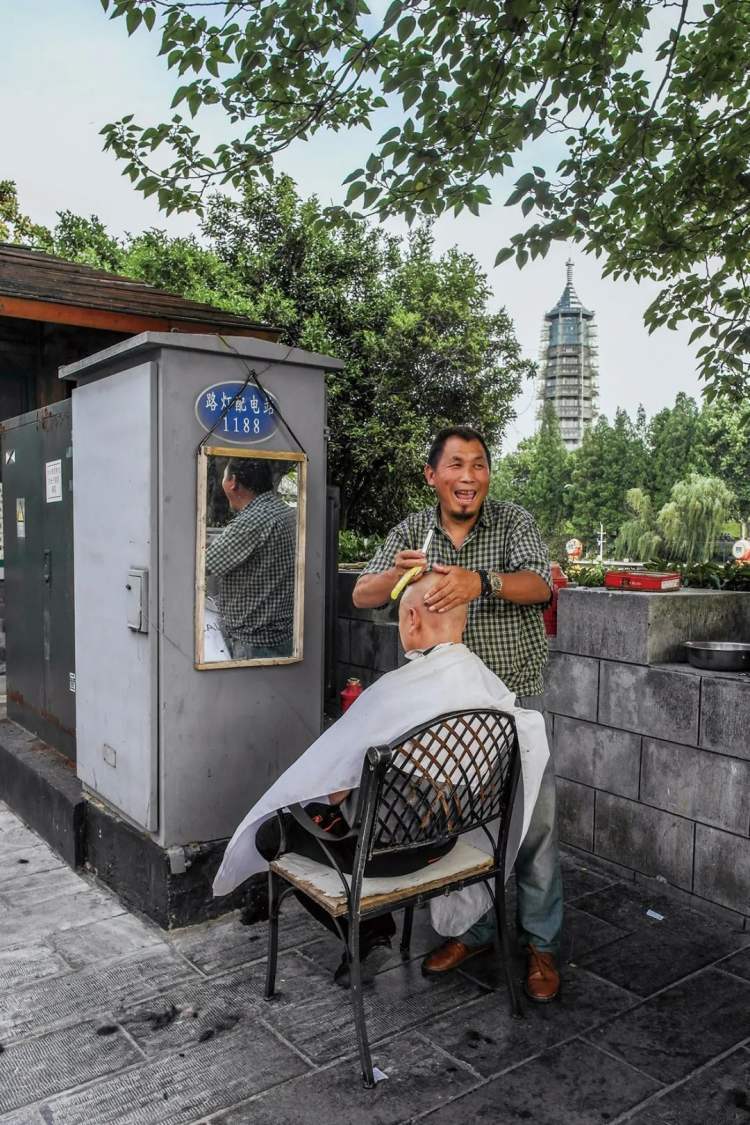 2019年5月14日,南京,大报恩寺附近的一家街头理发摊