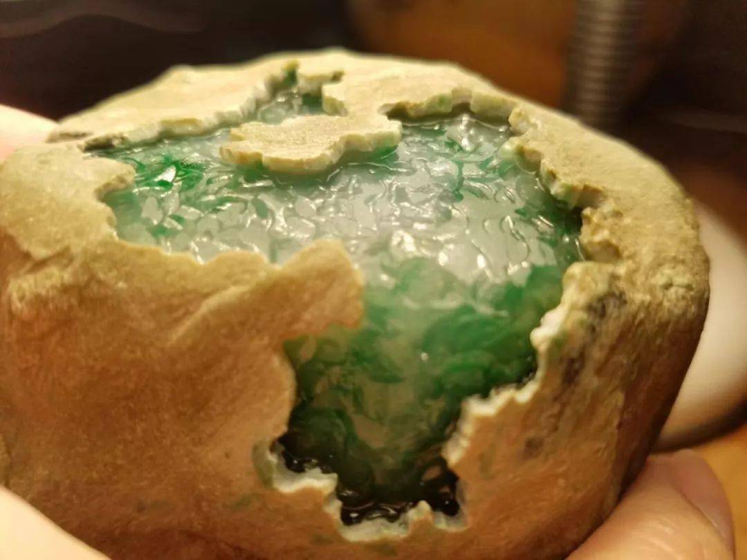 帅哥入手一块南齐翡翠原石切出冰阳绿翡翠过程一帆风水