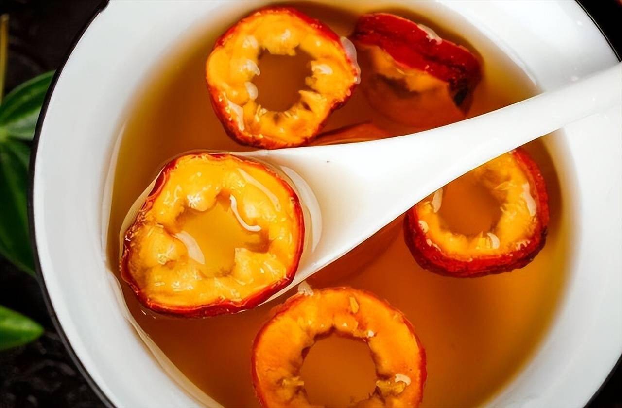 经常喝山楂干泡水一段时间后或许有6个好处慢慢靠近