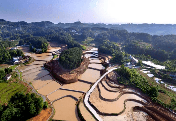 【牢记殷殷嘱托·谱写巴南新篇】石滩镇:海拔800米"云端小镇" 描绘乡