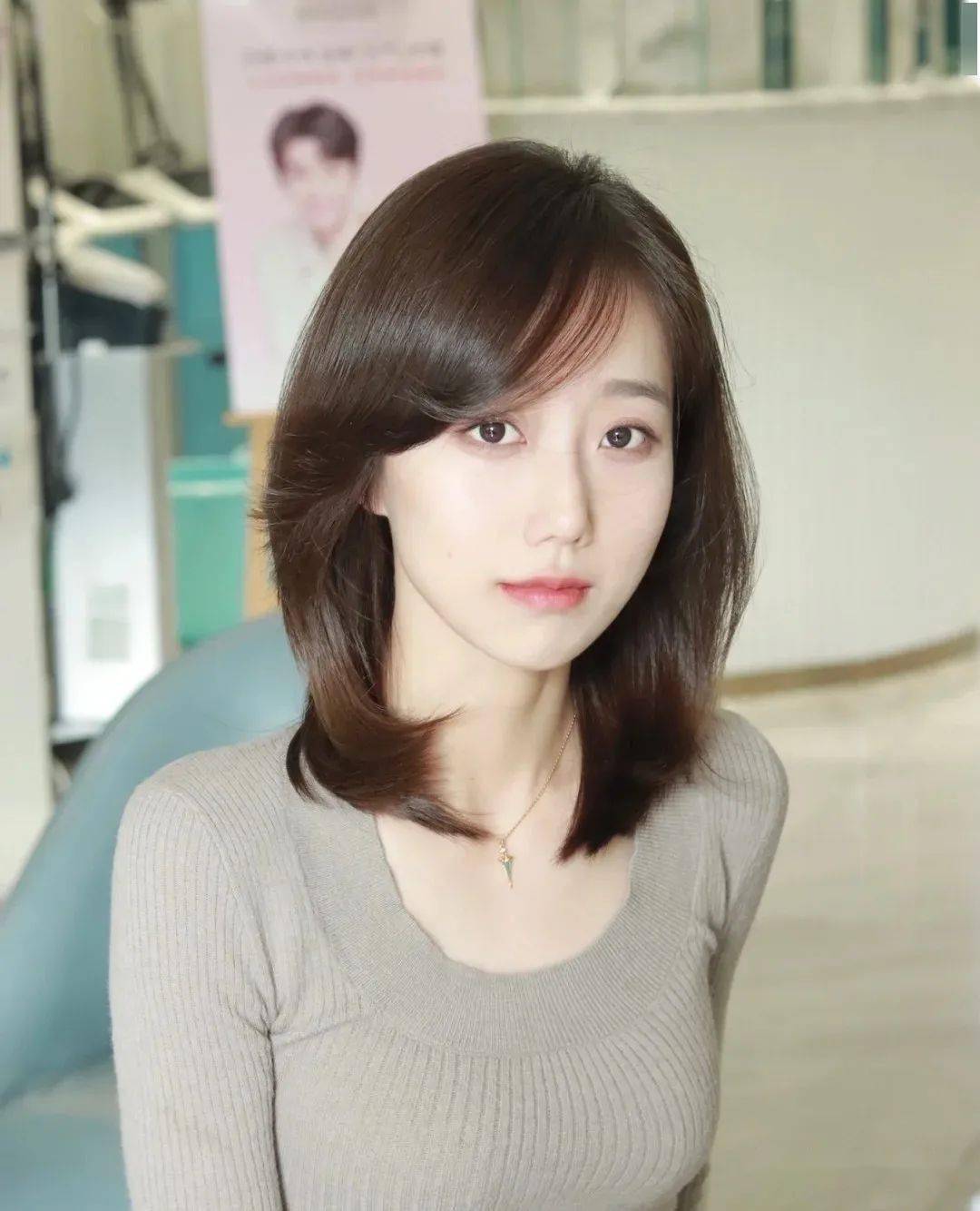 "小姐姐锁骨发"减龄又显嫩2022火爆了