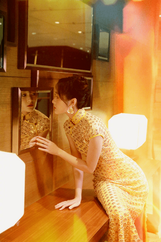 徐娇长大了穿旗袍配高跟鞋身材婀娜24岁扎哪吒头也毫不违和