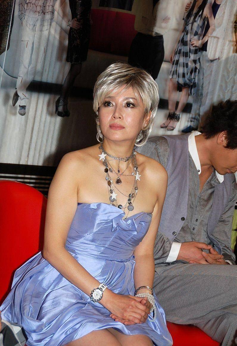 万梓良前妻真挺高调,穿抹胸花裙配灰色丝袜,没把自己当老年人_裙装_女