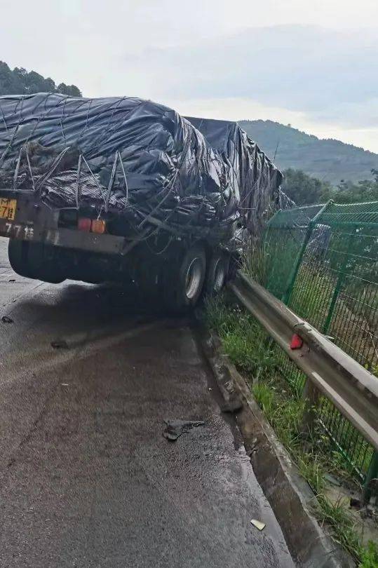 雲南境內發生一起交通事故,一輛掛車車頭和車身被撞成兩半.