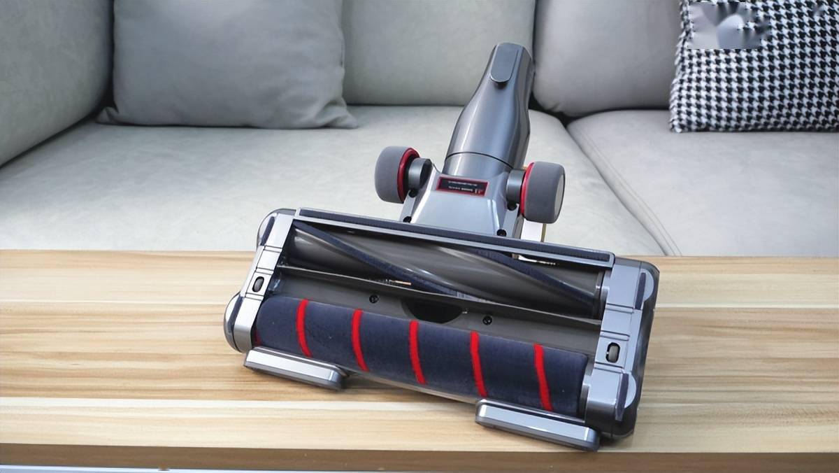 其最大特色是将地毯刷和地板刷集成在一起,目前大部分吸尘器标配为单