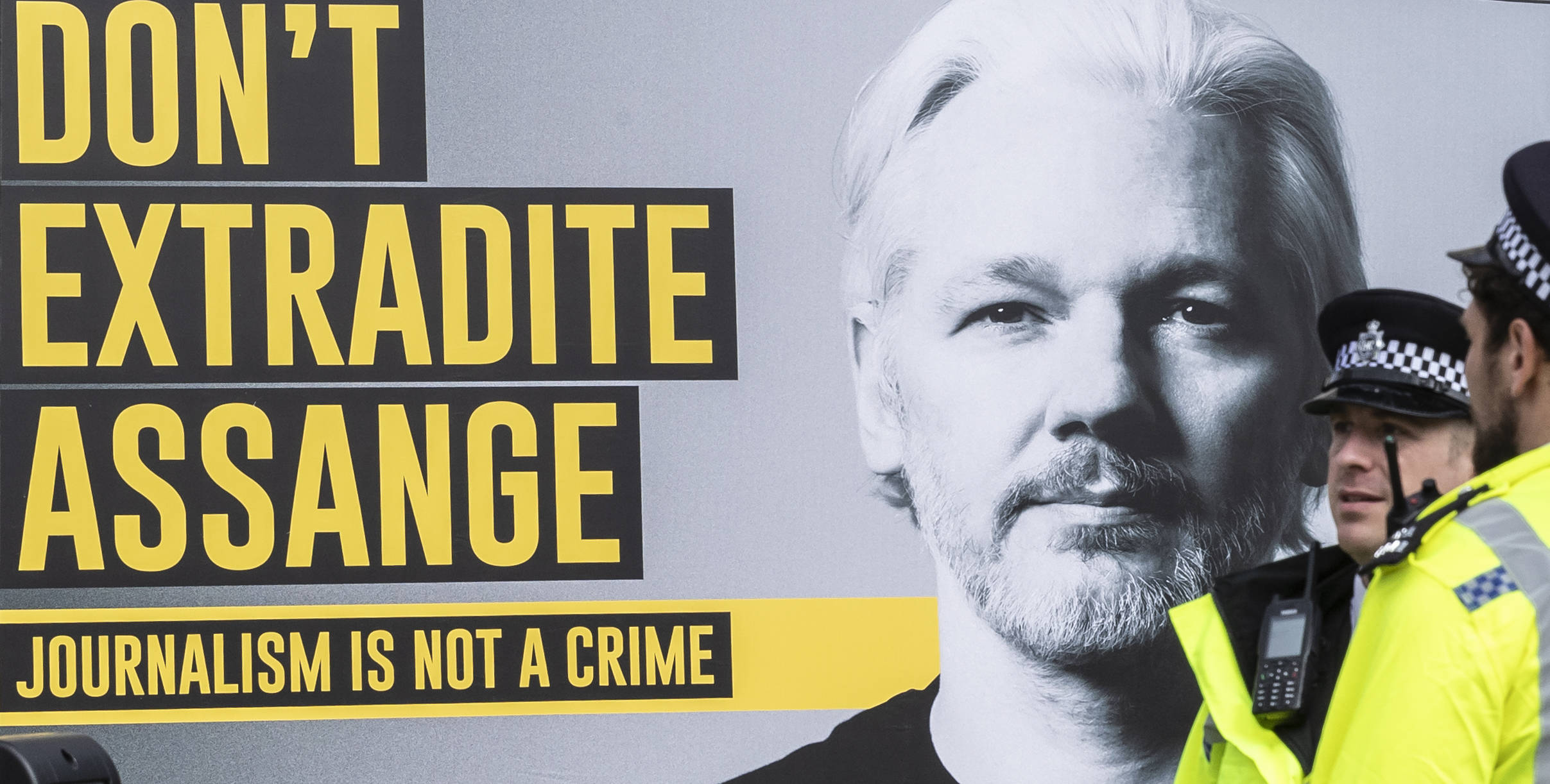 数百名英国民众聚在内政部大楼门前示威为了他