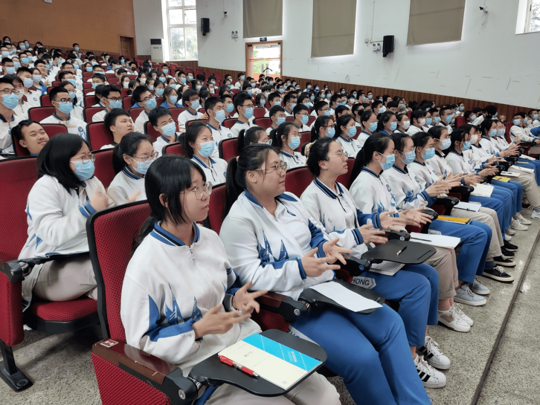 为心赋能自信迎考成都市第八中学校开展毕业年级心理辅导讲座