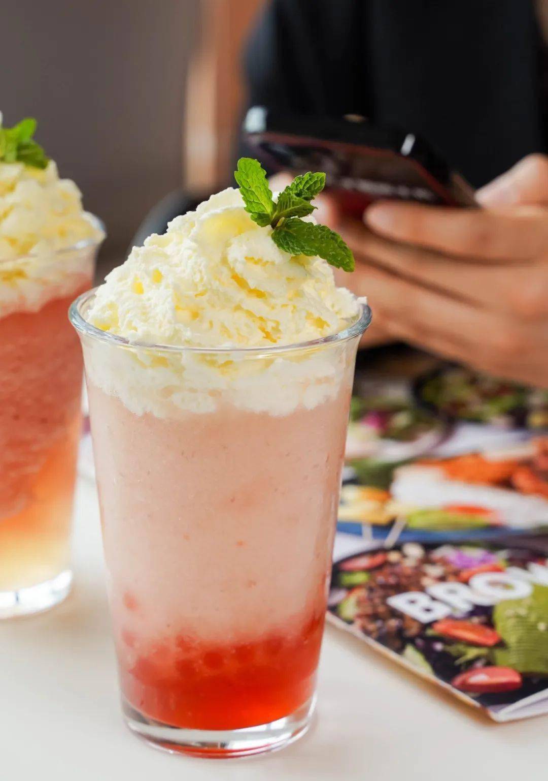 草莓酸酸甜甜加上奶油雪顶,这份冰沙里面的草莓爆珠真的是酸爽!