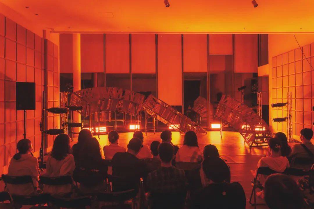 来自2021阿那亚戏剧节剧照剧目:《理解媒介》导演:王光皓剧目:《你想