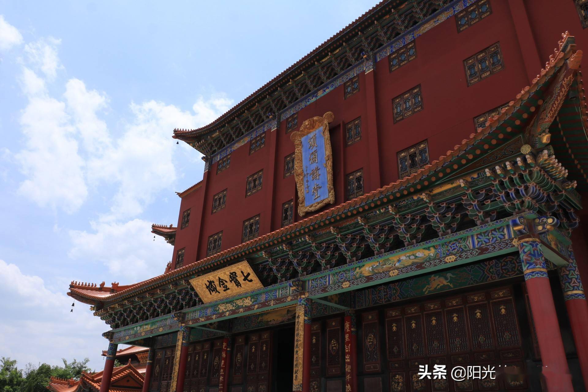走进昆明宝华寺红墙黄瓦的建筑雄伟壮丽蔚为壮观