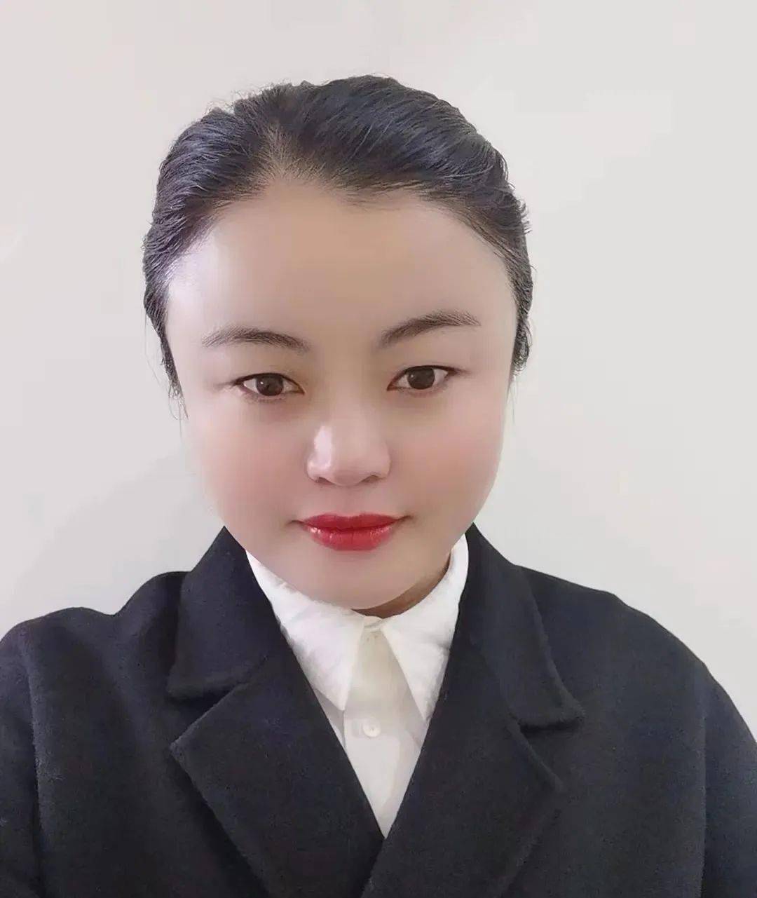 这位女理发师就是上海中原绿地威廉分行的房产经纪人刘翠翠!