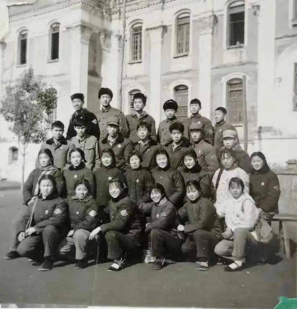 图9 六十年代城关中学时期北堂大楼前的合影 图像来自网络▲图10 六