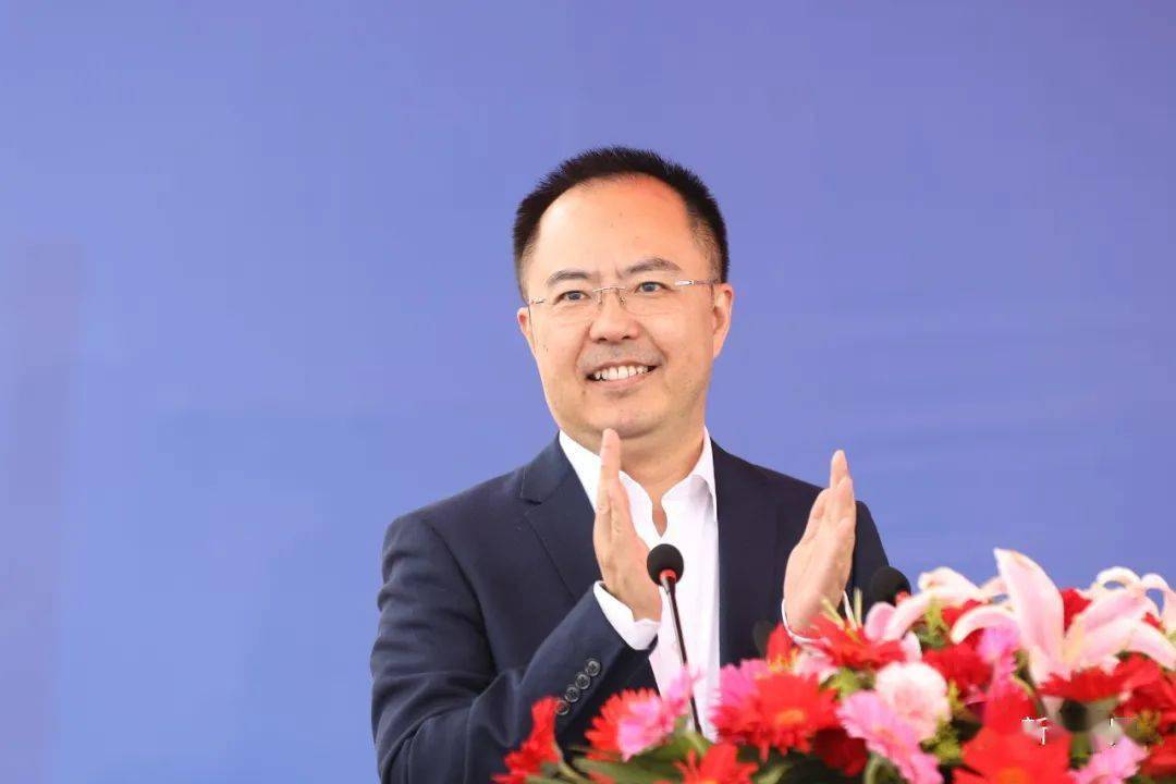 在热烈的掌声与缤纷的礼花中, 新钢集团党委书记,董事长刘建荣 下达