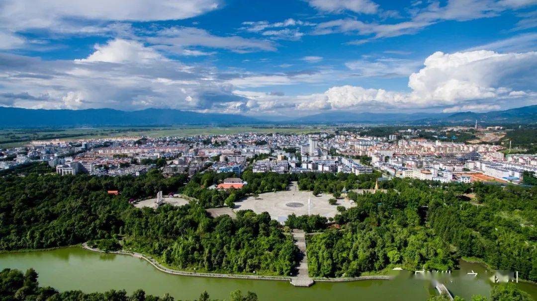 陇川县森林公园风景区是章凤国家森林公园的一部分,也是陇川美丽县城