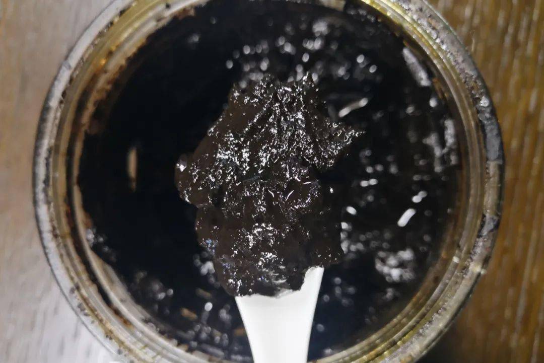 山西老师傅制作的醋膏,是醋液发生美拉德反应的产物,据称有药引子的