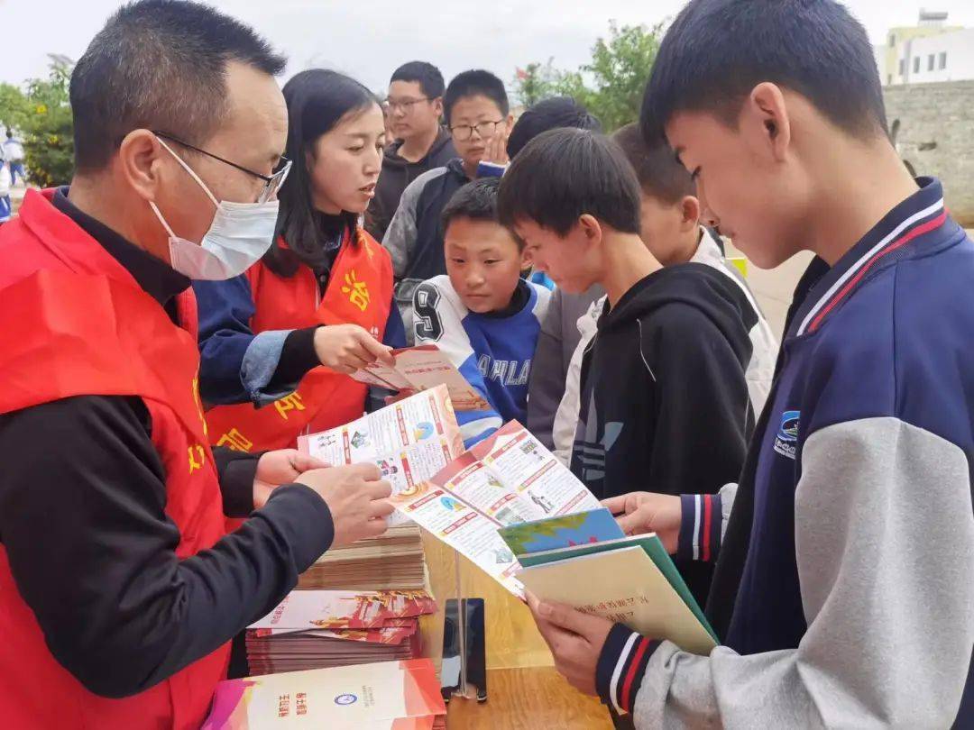 民法典相伴为主题到江城中学开展法治进校园专题讲座,为近100名