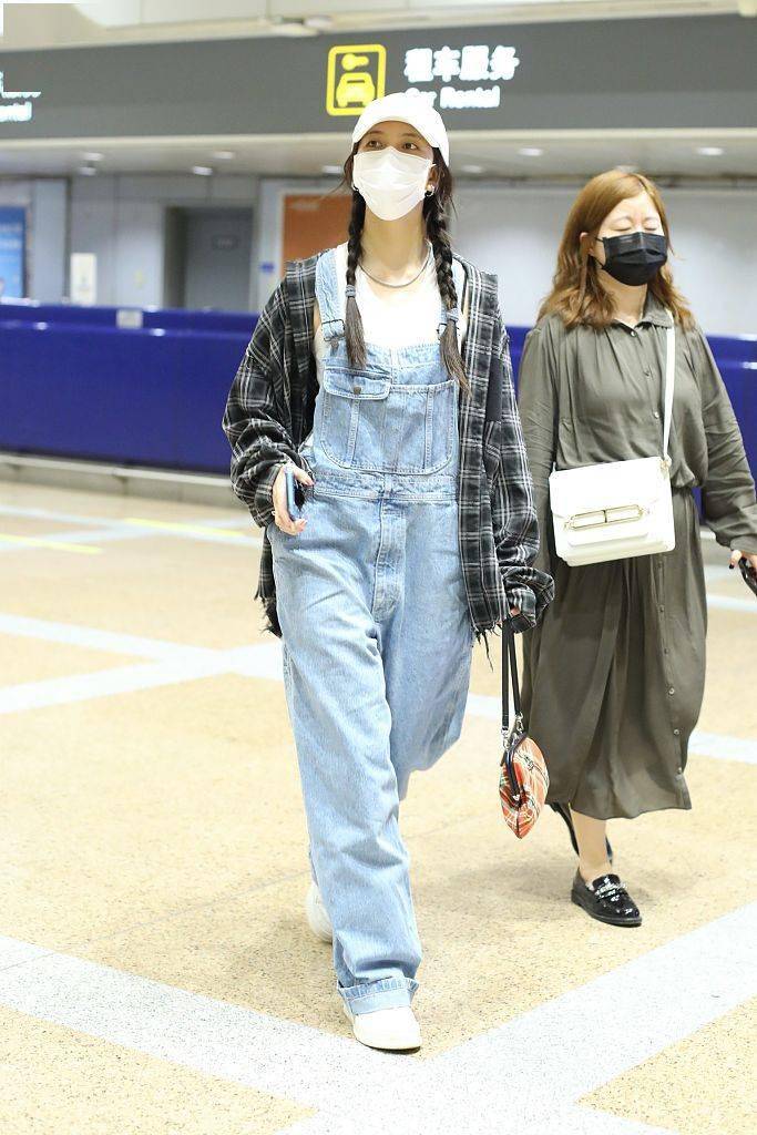 宋妍霏扎双马尾麻花辫俏皮可爱穿减龄牛仔背带裤美回18岁
