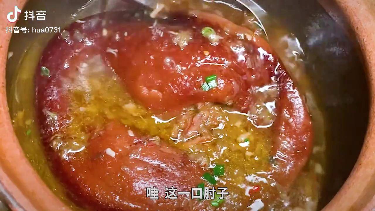 是谁让我去吃胜哥家厨来着你啊坐车10公里终于吃上了大肘子跟着抖音去