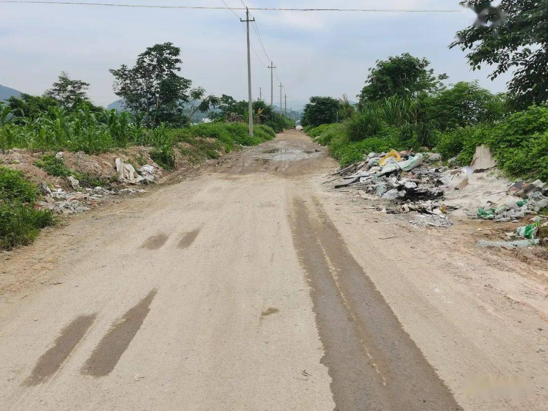 賓陽東環路一路口:堆滿建築垃圾 髒了環境更堵心_市容_影響_村民