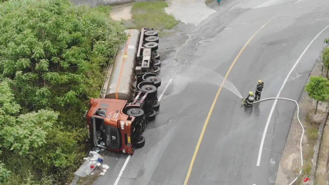 紧急排险!攸县桃水镇一辆油罐车侧翻泄漏!_事故_进行_车辆