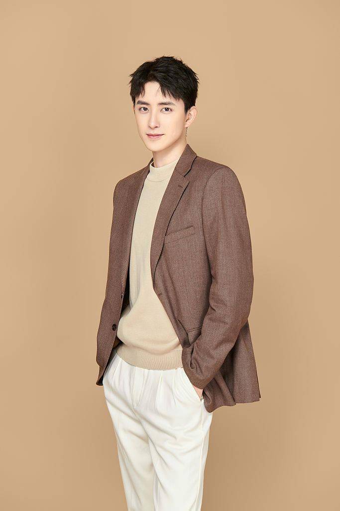 敖瑞鹏发布520告白日写真西装造型尽显绅士型格