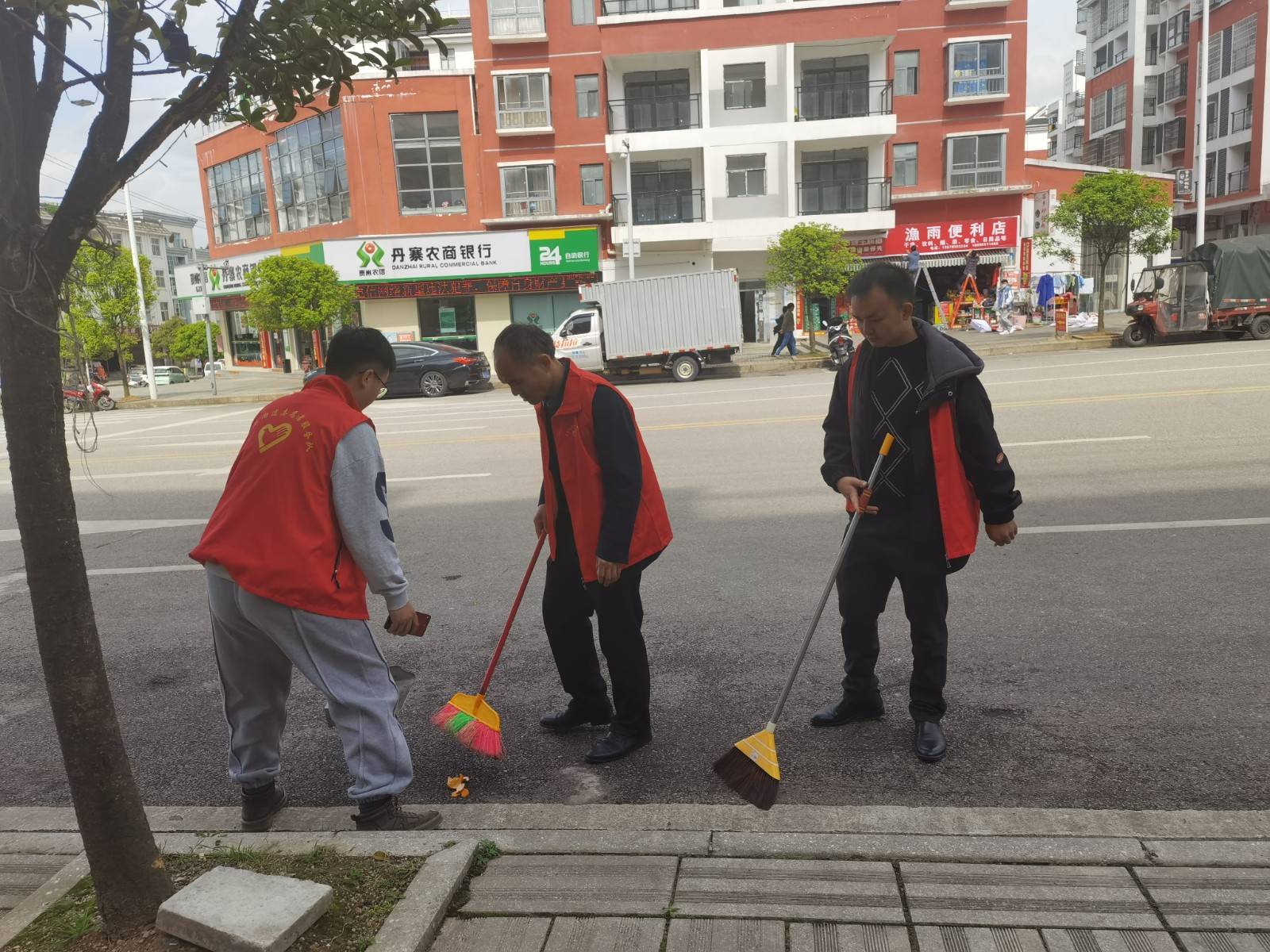 丹寨县金泉街道凝心聚力抓创建美化环境增光彩