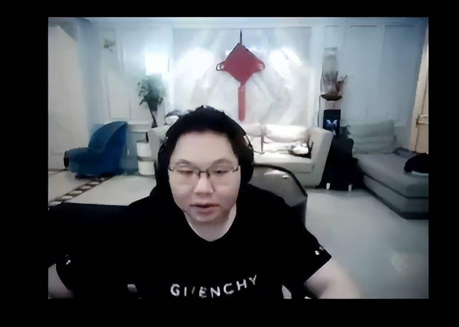 pdd透露自己是舔狗上位,说好不再舔,遇到甜妹继续变蒙多?