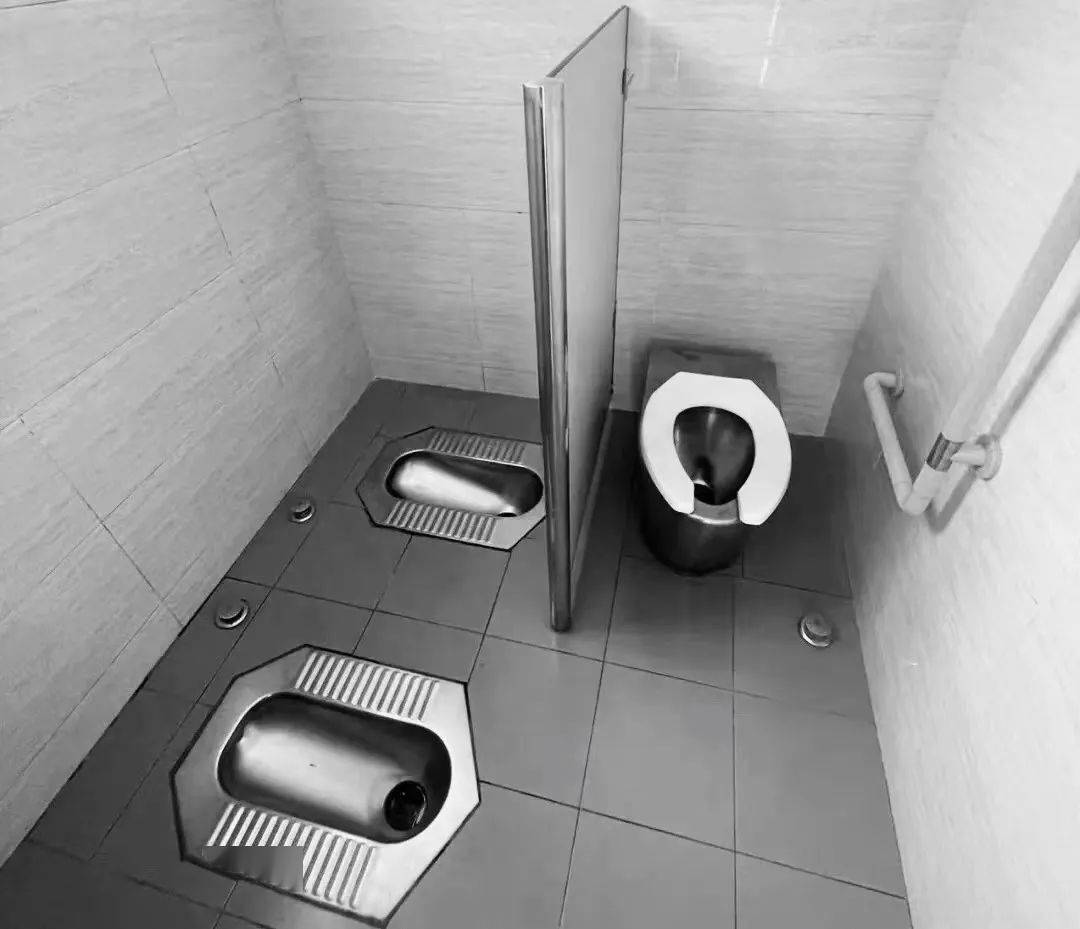 北京胡同里的厕所有个bug,有的坑位是没有格挡的