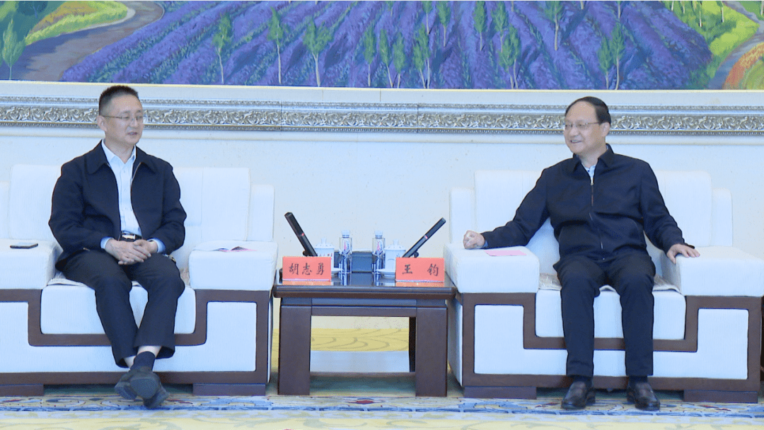 5月18日,市委书记王钧会见中铁二局党委常委,副总经理胡志勇,中铁二局