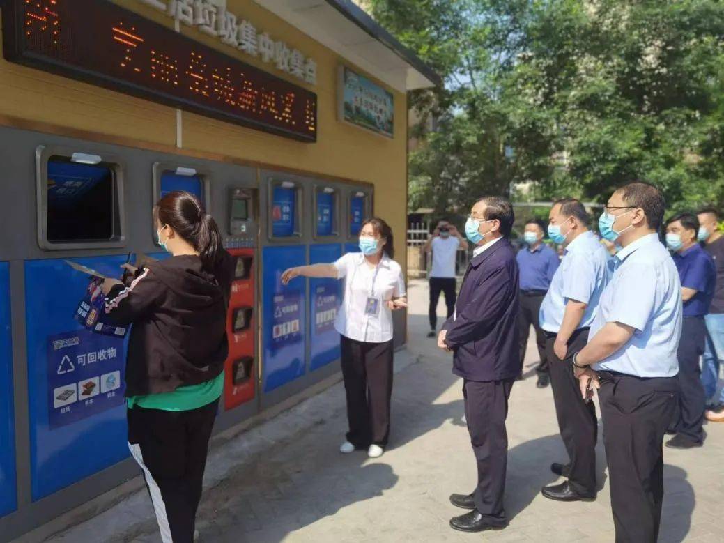 5月20日上午,藁城区区委书记王锦山带队深入小区和在建工地,了解掌握