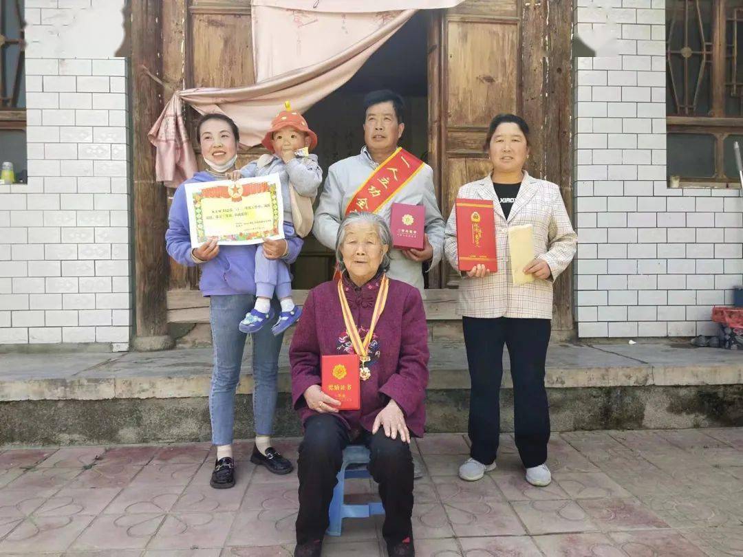 何坝动态县退役军人事务局副局长陈国强一行深入何坝镇走访慰问荣立三