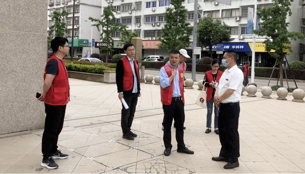 石浦镇党委副书记,镇长范良久带队检查申菱广场,小餐饮,南屏路,石鹤