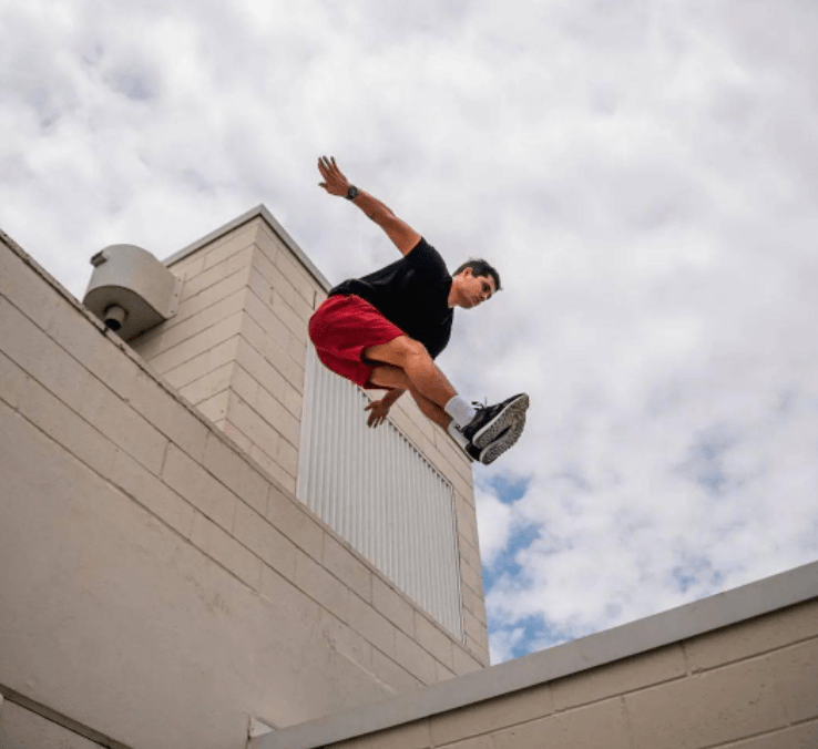 小众体育跑酷运动城市疾走路过天空